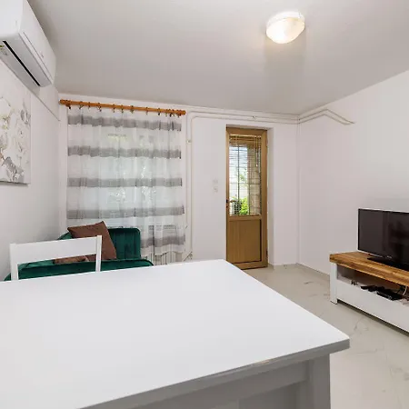 Renoviertes Nur 100 Meter Zum Mit Meerblick, Grill, Terrasse Jadranovo