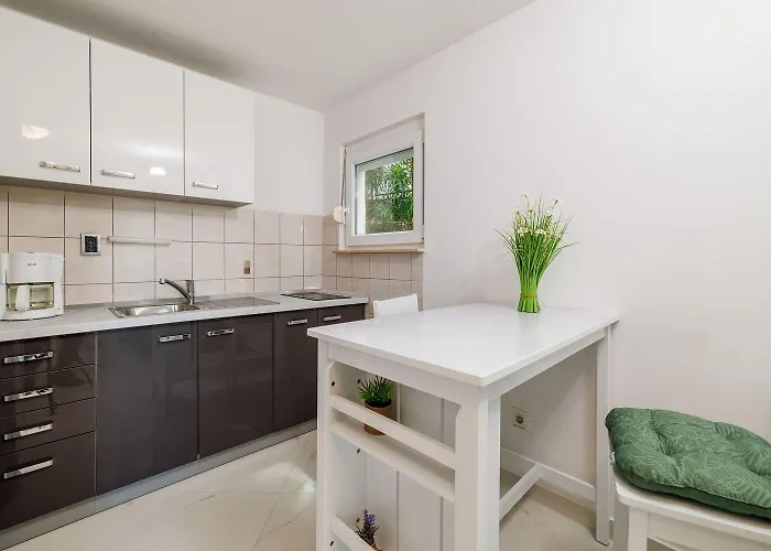 Renoviertes Nur 100 Meter Zum Mit Meerblick, Grill, Terrasse Apartment Jadranovo
