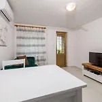 Renoviertes Nur 100 Meter Zum Mit Meerblick, Grill, Terrasse Jadranovo