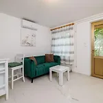 Renoviertes Nur 100 Meter Zum Mit Meerblick, Grill, Terrasse Daire Jadranovo