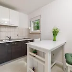 Renoviertes Nur 100 Meter Zum Mit Meerblick, Grill, Terrasse Daire Jadranovo
