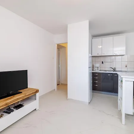 Renoviertes Nur 100 Meter Zum Mit Meerblick, Grill, Terrasse Daire *